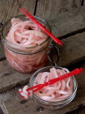 Ev yapımı turşu soğan kahverengi ahşap arka plan üzerinde bir kavanoz içinde