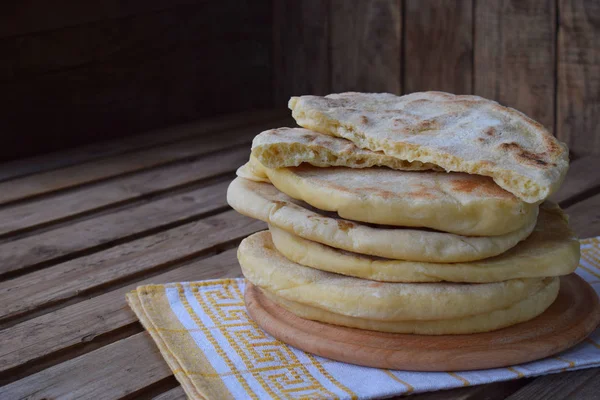 Tumpukan roti datar buatan sendiri pada latar belakang kayu. Meksiko flatbread taco. Indian Naan. Ruang untuk teks — Stok Foto