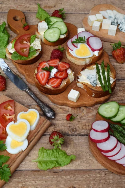 Set of healthy whole wheat bread sandwiches with fuits, vegetables, cheese and leafy green herbs on picnic wooden table. Ciabatta sandwich bar or buffet. Top view. Making lunch time snacks concept — Stock Photo, Image