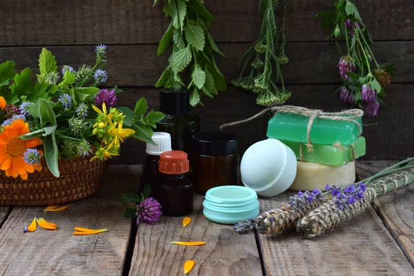 Sammansättningen av färska örter och blomma: salvia, mynta, lavendel, ringblomma, klöver, rölleka. Naturliga alternativ medicin eller kosmetologi. — Stockfoto