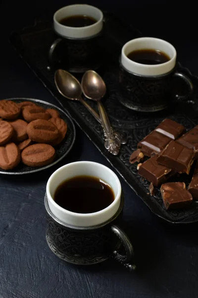 Kubki do kawy i czekolady na ciemnoszarym tle betonowych. Coffee Time w stylu wschodnim. — Zdjęcie stockowe