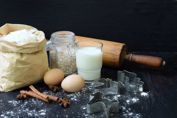 Táska, búzaliszt, a tojás, a zab, a tej és a sodrófa összetétele. Felkészülés dagasztása tésztát, sütés a cookie-k, a sötét háttér előtt. Hely a szöveg — Stock Fotó