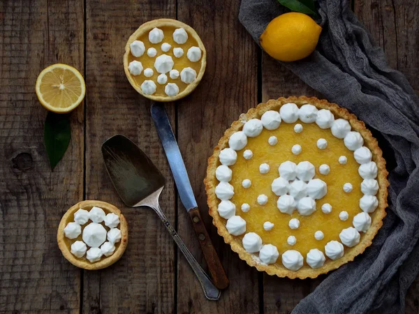 レモン タルト ・ パイ、メレンゲ添え。木製の背景に自家製ケーキ. — ストック写真