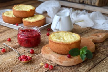 Mini Fuska cheesecake kek formları. Kesme tahtası reçel ve çilek ile görev yaptı. Kopya alanı