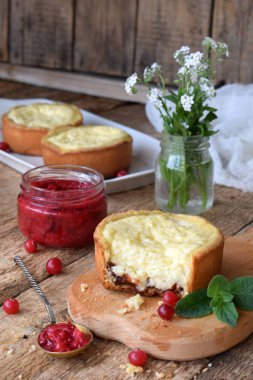 Mini Fuska cheesecake kek formları. Kesme tahtası reçel ve çilek ile görev yaptı. Kopya alanı
