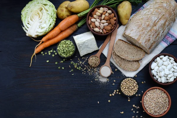 Tiamin, aneurin, vitamin B1 - tam tahıllı ekmek, tahıl, sebze, baklagiller, soya, patates, kalıp peynir, fındık, içeren ürünler Maya bileşimi. Sağlıklı gıda. Üstten Görünüm. Düz yatıyordu.