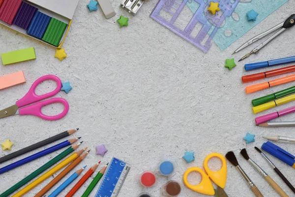 Materiale scolastico: matite, pennarelli, vernici, penne su fondo chiaro. Torniamo a scuola. Vista dall'alto. Posa piatta — Foto Stock