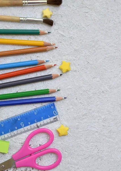 Struttura di accessori scolastici e provviste: matite, marcatori, vernici, penne su uno sfondo leggero. Torniamo a scuola. Vista dall'alto. Posa piatta — Foto Stock