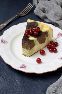 Karanlık bir arka plan üzerine krem peynir, çikolata ve çay matcha ile ev yapımı mermer peynirli kek. Uzay kopyalayın. Doğal ışık ile fotoğraf çekimi