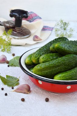 Salatalık dekapaj, koruma. Koruma hafif bir arka plan üzerinde organik sebze üzerinden hazırlanması. Ev yapımı organik crunch yeşil bir kavanoz turşu. Kopya alanı