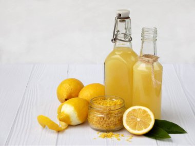 Taze sıkılmış limon suyu şişesi ve limon açık renkli. Vitamin içeceği veya kokteyl için. Seçici odak. Metin için yer.