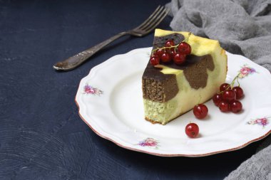 Karanlık bir arka plan üzerine krem peynir, çikolata ve çay matcha ile ev yapımı mermer peynirli kek. Uzay kopyalayın. Doğal ışık ile fotoğraf çekimi