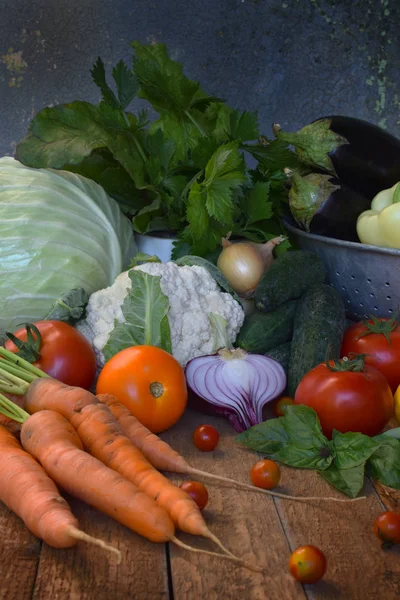 Koncepció bio ökológiai élelmiszer. Az egészséges főzés kellékei. Zöldségek és fűszernövények, fából készült háttér. A abbage, uborka, sárgarépa, cukkini, paprika, hagyma, padlizsán, paradicsom ételek elkészítése — Stock Fotó