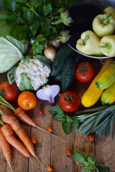 Koncepció bio ökológiai élelmiszer. Az egészséges főzés kellékei. Zöldségek és fűszernövények, fából készült háttér. A abbage, uborka, sárgarépa, cukkini, paprika, hagyma, padlizsán, paradicsom ételek elkészítése — Stock Fotó
