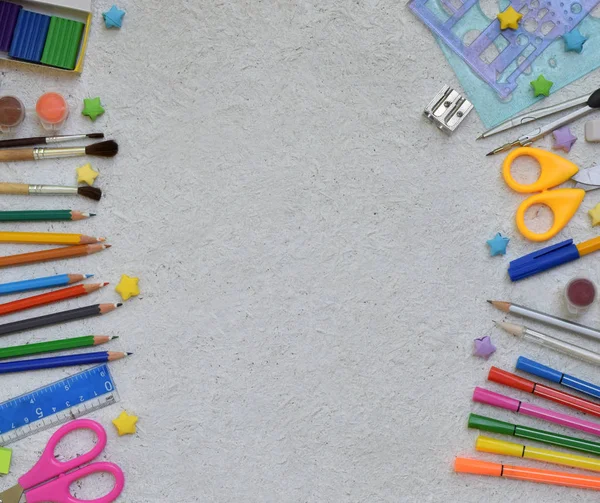 Iskola készletek és kellékek: ceruzák, markerek, festékek, toll, a világos háttér. Vissza az iskolába. Nézd meg felülről. Lapos feküdt — Stock Fotó