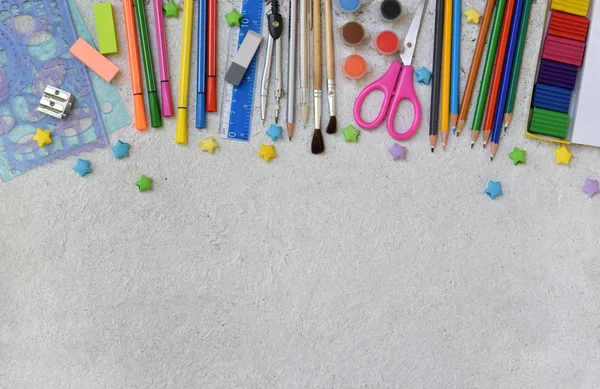 Marco de material escolar: lápices, marcadores, pinturas, bolígrafos sobre un fondo claro. De vuelta a la escuela. Vista desde arriba. Puesta plana — Foto de Stock