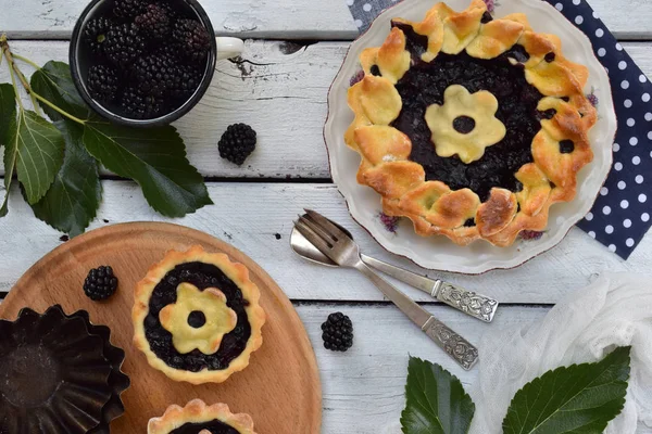 Ev yapımı organik berry pasta hamur mayaları ve böğürtlen hafif ahşap zemin üzerine.