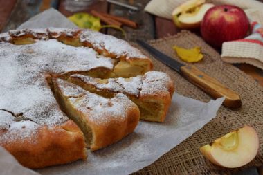 Ev yapımı organik elma pasta grafiğinden Maya hamuru ve irmik frangipan hafif ahşap zemin üzerinde. Meyve tatlı yemeye hazır.