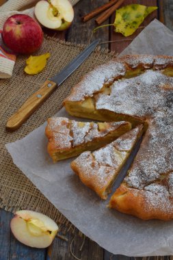 Ev yapımı organik elma pasta grafiğinden Maya hamuru ve irmik frangipan hafif ahşap zemin üzerinde. Meyve tatlı yemeye hazır.