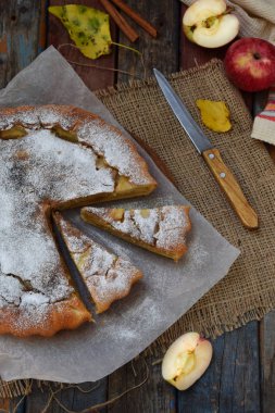 Ev yapımı organik elma pasta grafiğinden Maya hamuru ve irmik frangipan hafif ahşap zemin üzerinde. Meyve tatlı yemeye hazır.