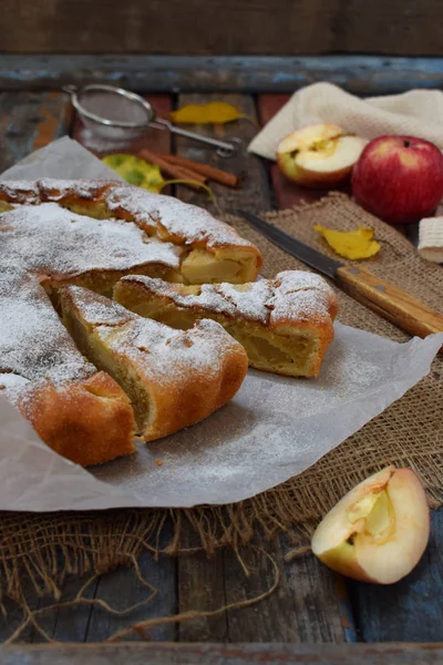 Домашний органический яблочный пирог из дрожжевого теста и манной крупы на светлом деревянном фоне. Фруктовый десерт готов съесть . — стоковое фото