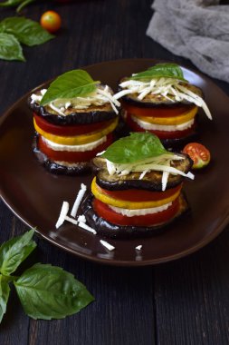 Meze patlıcan, kabak, domates ve karanlık bir arka plan üzerinde genç peynir üzerinden. Vejetaryen yiyecekler. Ratatouille