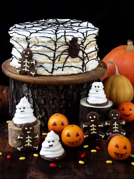 Zabawny zachwycający składu na Halloween z ciasta, herbatniki, Zefir i mandarynki na stole. Słodycze w postaci duchów, szkielety, pająki i dyni jack — Zdjęcie stockowe