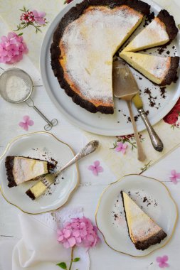 Vanilyalı cheesecake çikolatalı kurabiye hamur üzerinde. Peynirli pasta. Homemade pişirme.