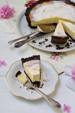 Vanilyalı cheesecake çikolatalı kurabiye hamur üzerinde. Peynirli pasta. Homemade pişirme.