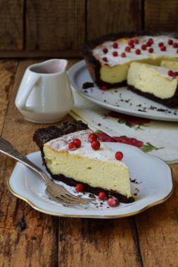 Vanilyalı cheesecake çikolatalı kurabiye hamur üzerinde. Peynirli pasta. Homemade pişirme.