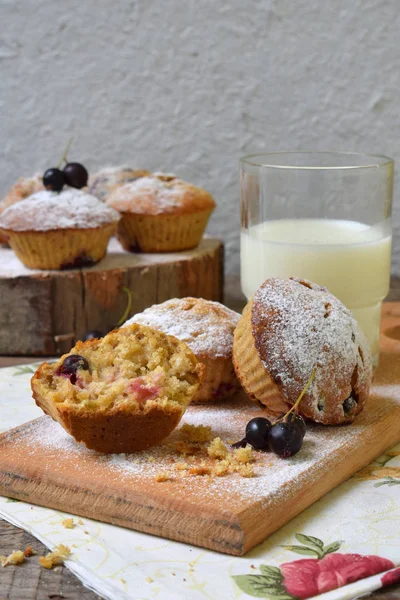 Havre Muffins med svarta vinbär på styckning trä bakgrund. Hemmagjord bakning. Hälsosam mat. — Stockfoto