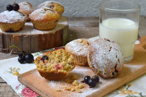 Havre Muffins med svarta vinbär på styckning trä bakgrund. Hemmagjord bakning. Hälsosam mat. — Stockfoto