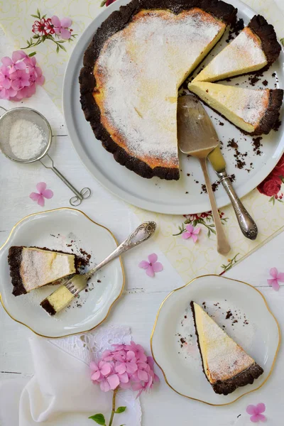 Vanilyalı cheesecake çikolatalı kurabiye hamur üzerinde. Peynirli pasta. Homemade pişirme.