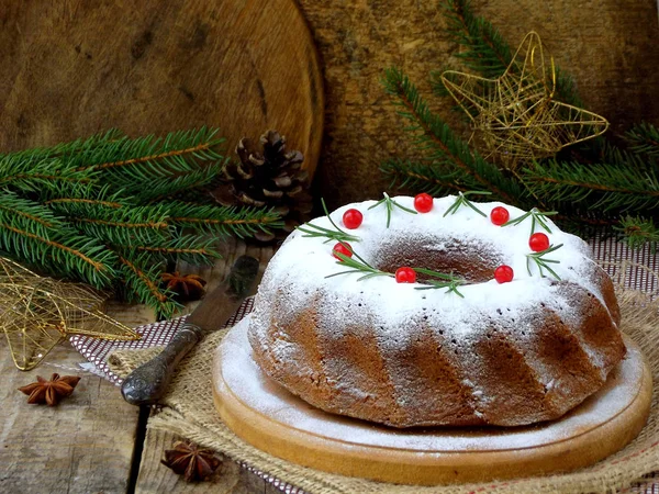 Pastel de Navidad hecho en casa con arándano y marco de decoraciones de árbol de año nuevo sobre fondo de mesa de madera. Estilo rústico . — Foto de Stock