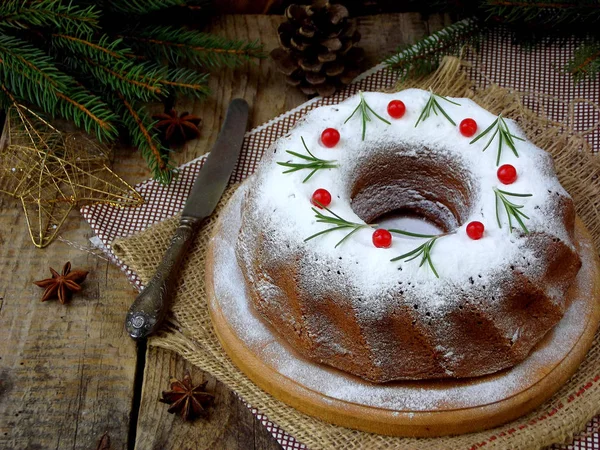 Gâteau de Noël fait maison avec canneberge et nouvelle année arbre décorations cadre sur fond de table en bois. Style rustique . — Photo