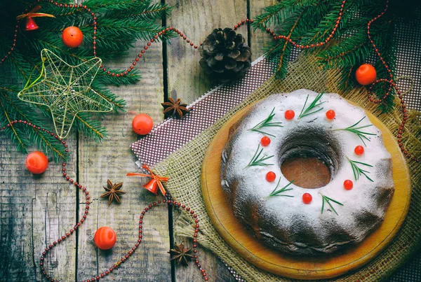 Gâteau de Noël fait maison avec canneberge et nouvelle année arbre décorations cadre sur fond de table en bois. Style rustique . — Photo