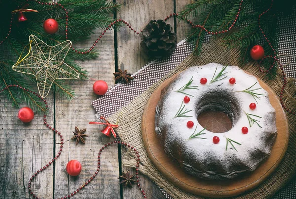 Gâteau de Noël fait maison avec canneberge et nouvelle année arbre décorations cadre sur fond de table en bois. Style rustique . — Photo
