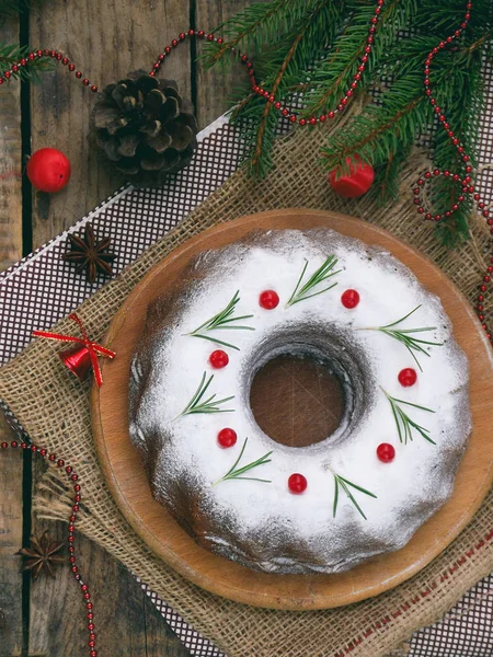 Hausgemachte Weihnachtskuchen mit Preiselbeeren und Neujahrsbaumschmuck umrahmen den hölzernen Tischhintergrund. rustikaler Stil. — Stockfoto