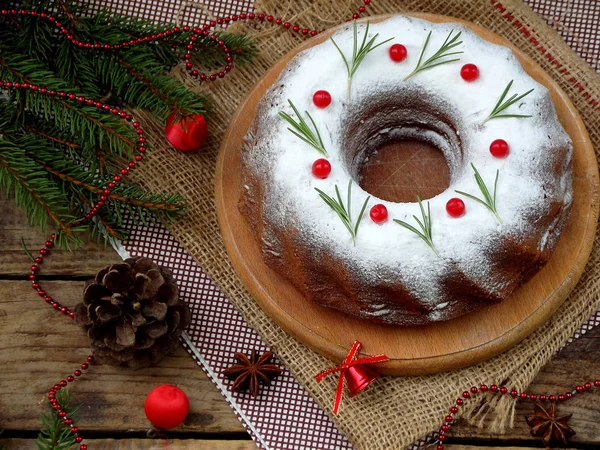 Hausgemachte Weihnachtskuchen mit Preiselbeeren und Neujahrsbaumschmuck umrahmen den hölzernen Tischhintergrund. rustikaler Stil. — Stockfoto