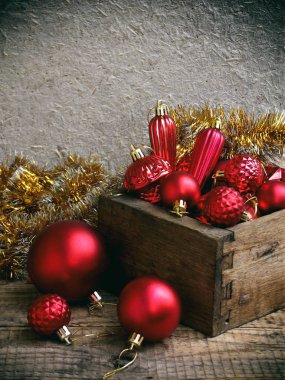 tahta kutu kırmızı Noel süslemeleri ile. Yeni yıl ve Noel kartı arka plan. Uzay kopyalayın. Seçici odak.