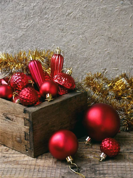 tahta kutu kırmızı Noel süslemeleri ile. Yeni yıl ve Noel kartı arka plan. Uzay kopyalayın. Seçici odak.