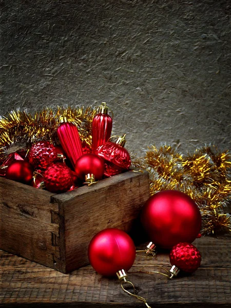 tahta kutu kırmızı Noel süslemeleri ile. Yeni yıl ve Noel kartı arka plan. Uzay kopyalayın. Seçici odak.