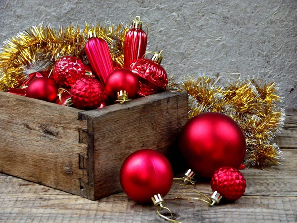 tahta kutu kırmızı Noel süslemeleri ile. Yeni yıl ve Noel kartı arka plan. Uzay kopyalayın. Seçici odak.