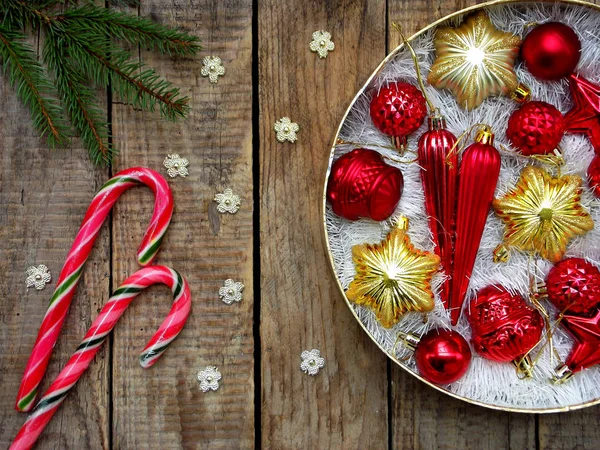 Scatola rotonda con decorazioni natalizie in oro e rosso. Anno nuovo e sfondo carta di Natale. Ricevuto. Focus selettivo . — Foto Stock