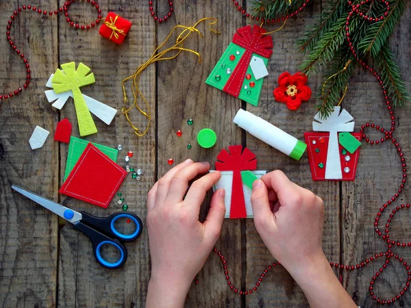 Realizzazione di giocattoli natalizi fatti a mano in feltro. Biglietto di Natale . — Foto Stock