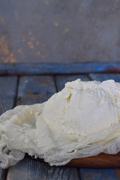 Коттеджный сыр из свёрнутого молока или йогурта на деревянном фоне — стоковое фото
