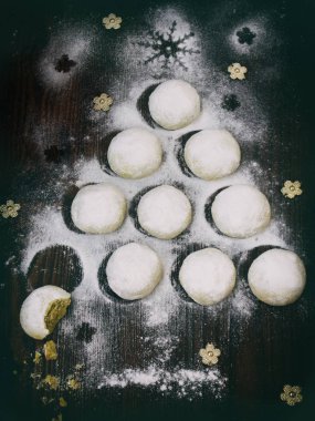 Noel ağacı kurabiye beyaz kurabiye yeşil çay matcha ile inşa. Yeni yıl ve Noel kartı. Seçici odak.