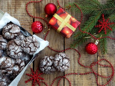 Noel kurabiyeleri çatlaklar ile çikolata kutusu. Festival dekorasyon ile dekore edilmiştir. Advent kek. Yeni yıl ve Noel kartı. Seçici odak. Kopya alanı