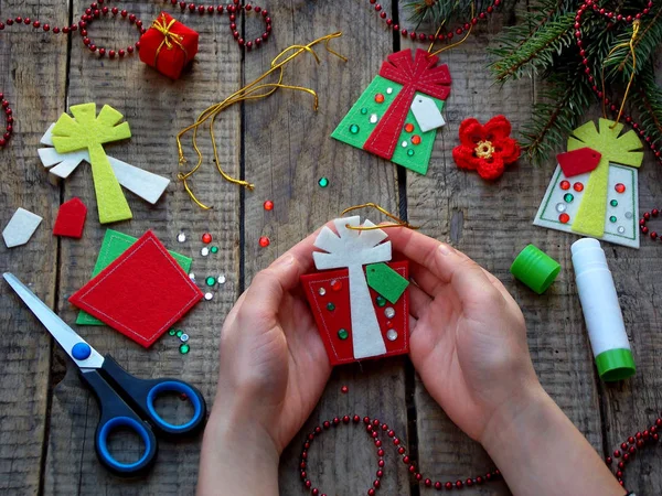 Realizzazione di giocattoli natalizi fatti a mano in feltro. Biglietto di Natale . — Foto Stock