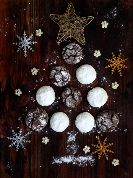 Arbre de Noël construit de biscuits chocolat avec des fissures et sablé blanc. Des gâteaux de l'Avent. Nouvel An, carte de Noël. Concentration sélective . — Photo